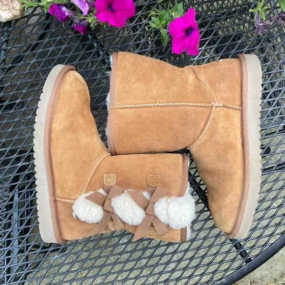 Koolaburra By Ugg Decorative Fur & Bows Sheepskin Fur Lined Slip On Suede Boots! - Picture 3 of 16